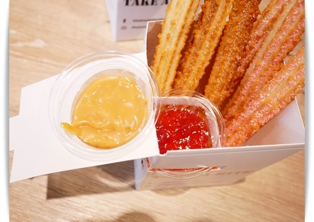 高雄「Take a Bite」現炸吉拿棒的咖啡店。