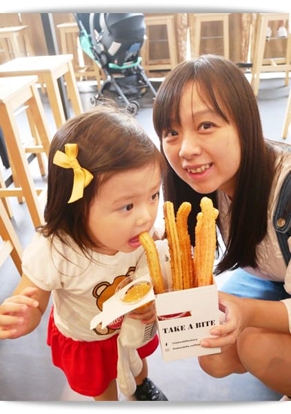 高雄「Take a Bite」現炸吉拿棒的咖啡店。