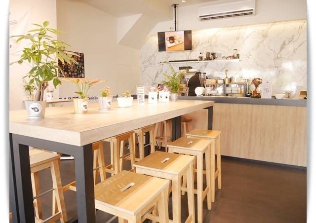 高雄「Take a Bite」現炸吉拿棒的咖啡店。