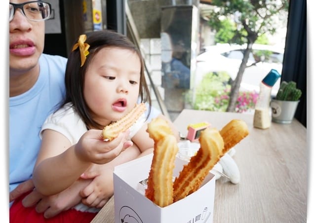 高雄「Take a Bite」現炸吉拿棒的咖啡店。