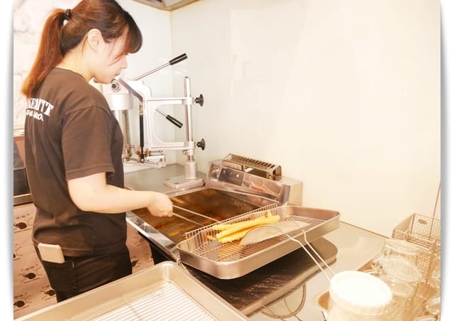 高雄「Take a Bite」現炸吉拿棒的咖啡店。