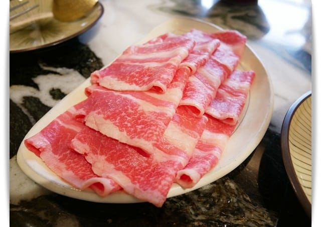 好文青「大好冷藏熟成肉火鍋專門」特別的奶茶火鍋，好吃到想加珍珠 ♡