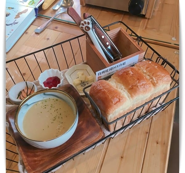 「木上·角食」現烤吐司自己來，柔軟口感好喜歡 ♪