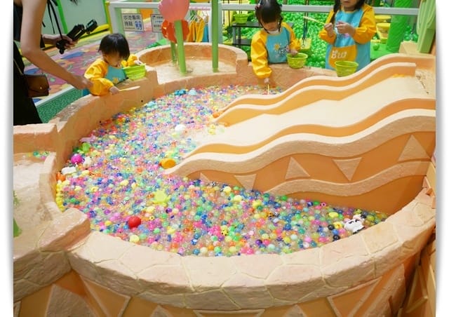 「高雄貝兒絲樂園-狂歡墨國主題館」小孩玩得好開心 ♡