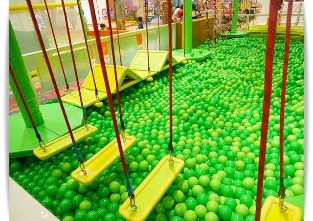 「高雄貝兒絲樂園-狂歡墨國主題館」小孩玩得好開心 ♡