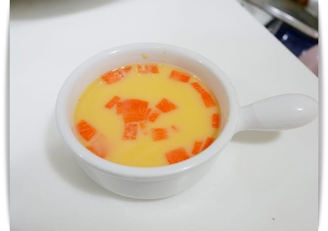 [Baby Food] 柔軟好吃「紅蘿蔔蒸蛋」♪