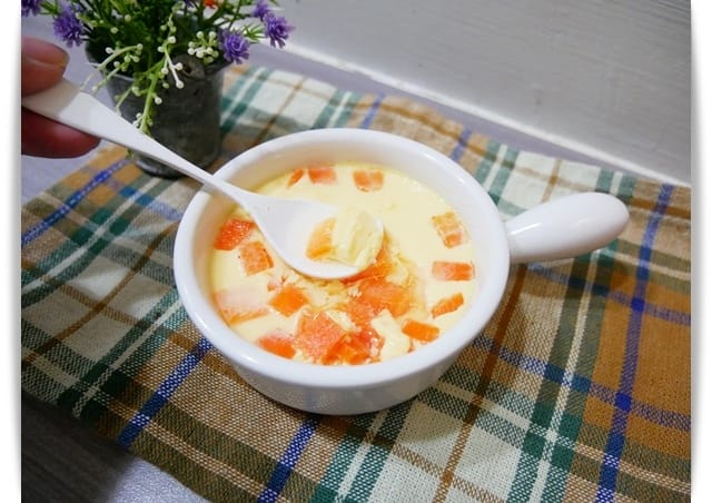 [Baby Food] 柔軟好吃「紅蘿蔔蒸蛋」♪