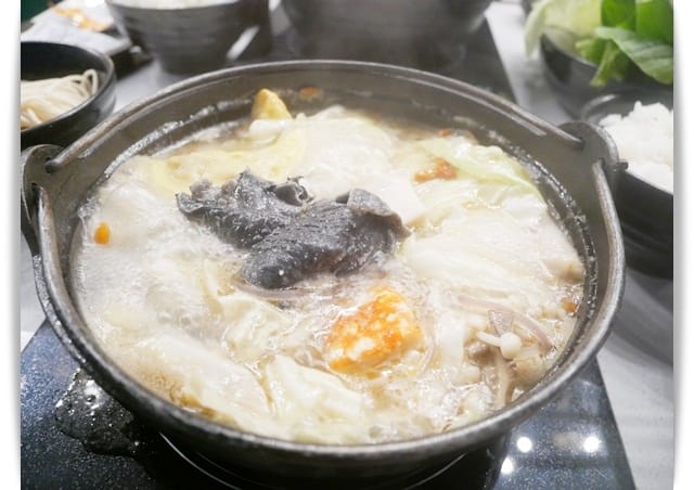 好美的「熾嗑手路私房火鍋」暖呼呼的麻油烏骨雞、燒酒雞。