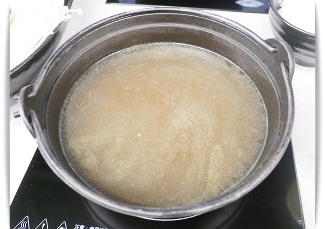 好美的「熾嗑手路私房火鍋」暖呼呼的麻油烏骨雞、燒酒雞。