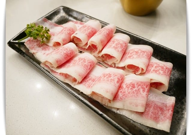 好美的「熾嗑手路私房火鍋」暖呼呼的麻油烏骨雞、燒酒雞。