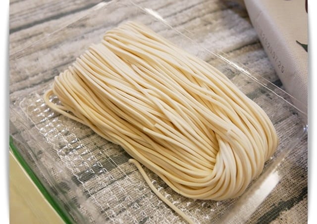 「乾拌麵推薦-瓦城泰式酸辣乾拌麵」很不一樣的酸辣味乾拌麵 ♪