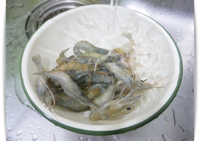 [My Little Kitchen] 電鍋完成「奶油蒜蝦」濃郁香氣、小孩好愛 ♪