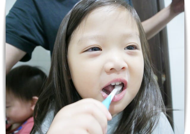 小孩刷牙 小孩刷牙