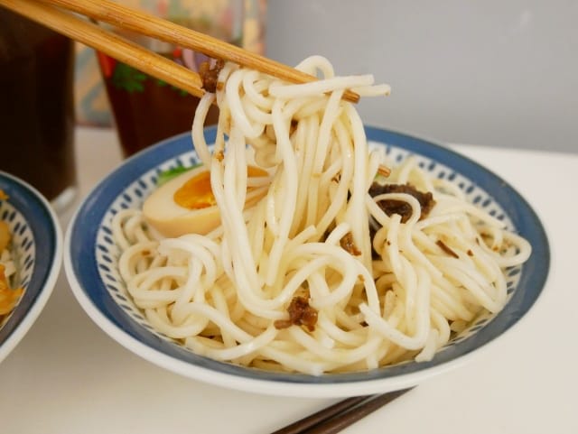 吃肉燥麵 吃肉燥麵