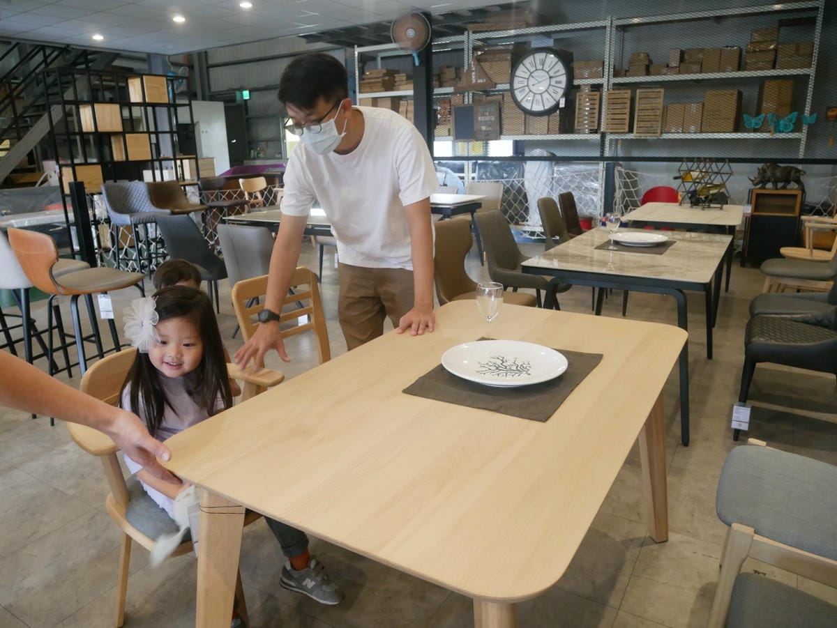 坐餐桌