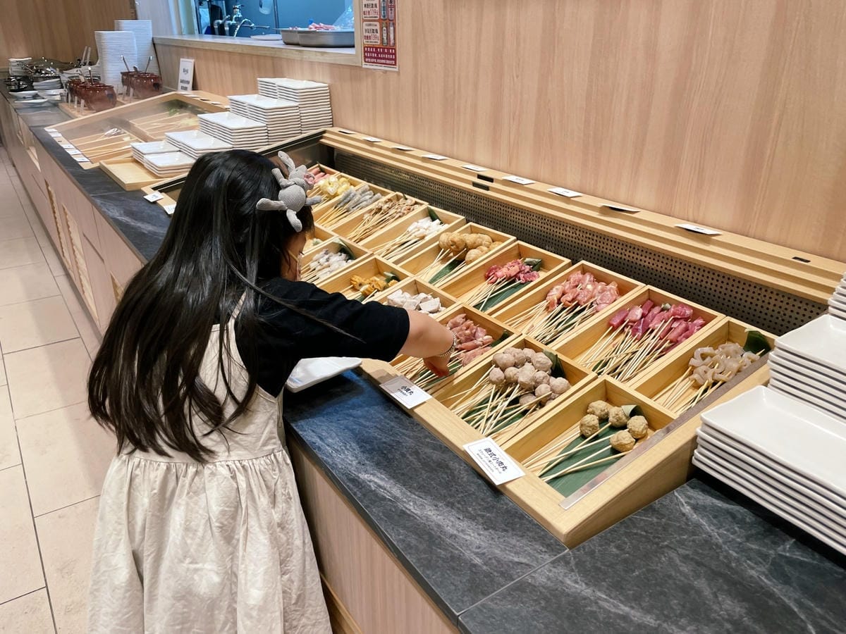台南三井OUTLET「串家物語」小孩自己開心動手炸~ 台南三井OUTLET「串家物語」小孩自己開心動手炸~