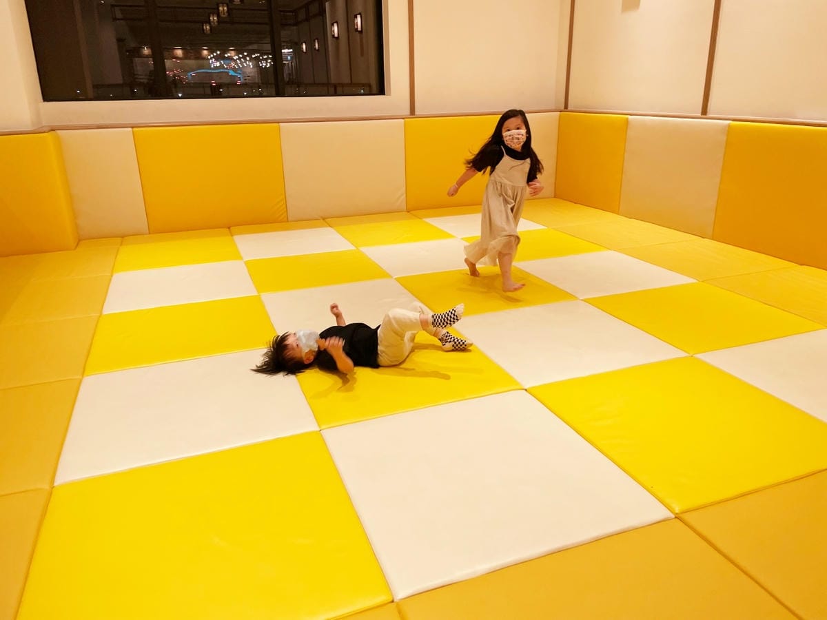 台南三井OUTLET「串家物語」小孩自己開心動手炸~ 台南三井OUTLET「串家物語」小孩自己開心動手炸~