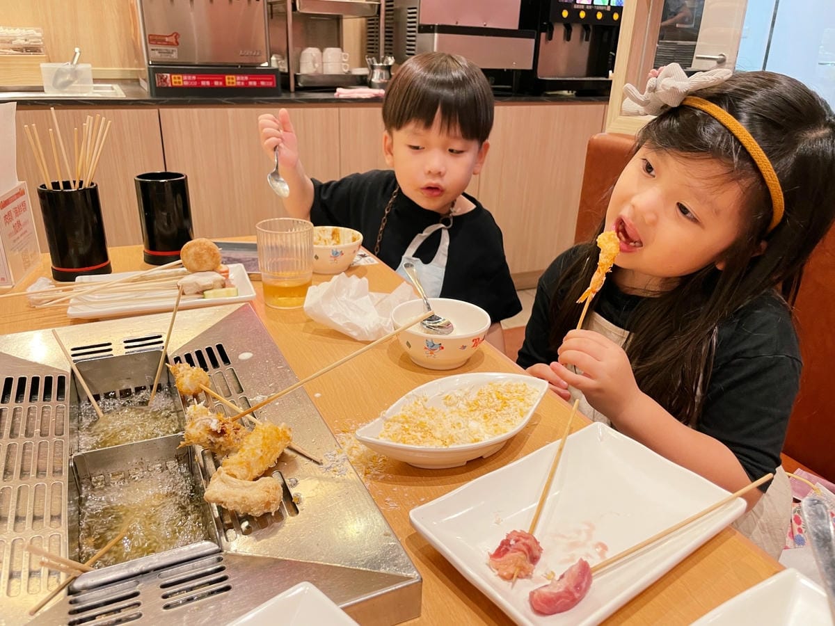 台南三井OUTLET「串家物語」小孩自己開心動手炸~ 台南三井OUTLET「串家物語」小孩自己開心動手炸~