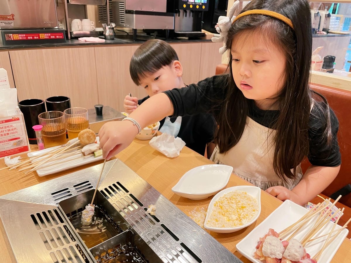 台南三井OUTLET「串家物語」小孩自己開心動手炸~ 台南三井OUTLET「串家物語」小孩自己開心動手炸~
