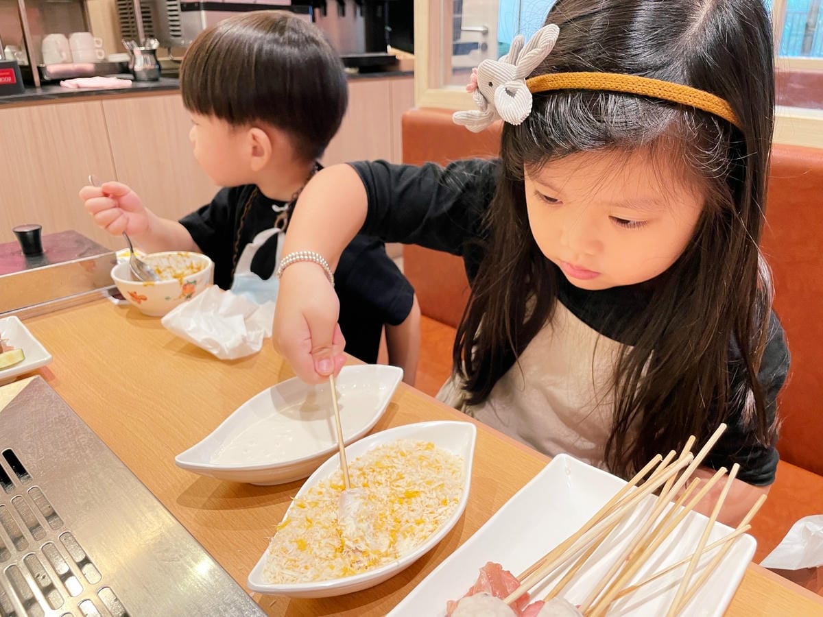 台南三井OUTLET「串家物語」小孩自己開心動手炸~ 台南三井OUTLET「串家物語」小孩自己開心動手炸~
