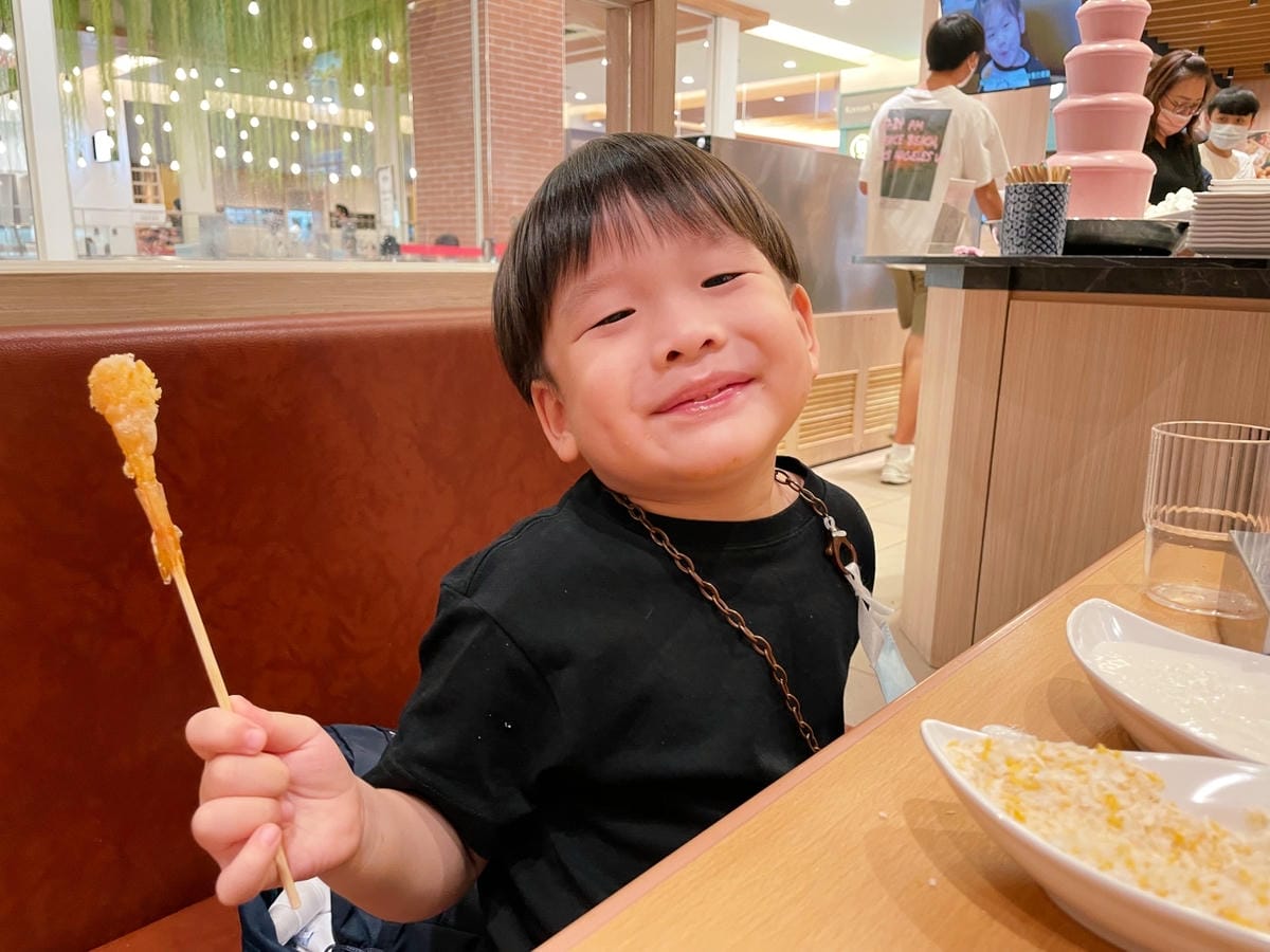 台南三井OUTLET「串家物語」小孩自己開心動手炸~ 台南三井OUTLET「串家物語」小孩自己開心動手炸~