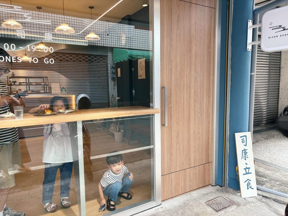 嘉義「河司康」站著吃真好吃、鹹甜口味一次滿足!! 嘉義「河司康」站著吃真好吃、鹹甜口味一次滿足!!