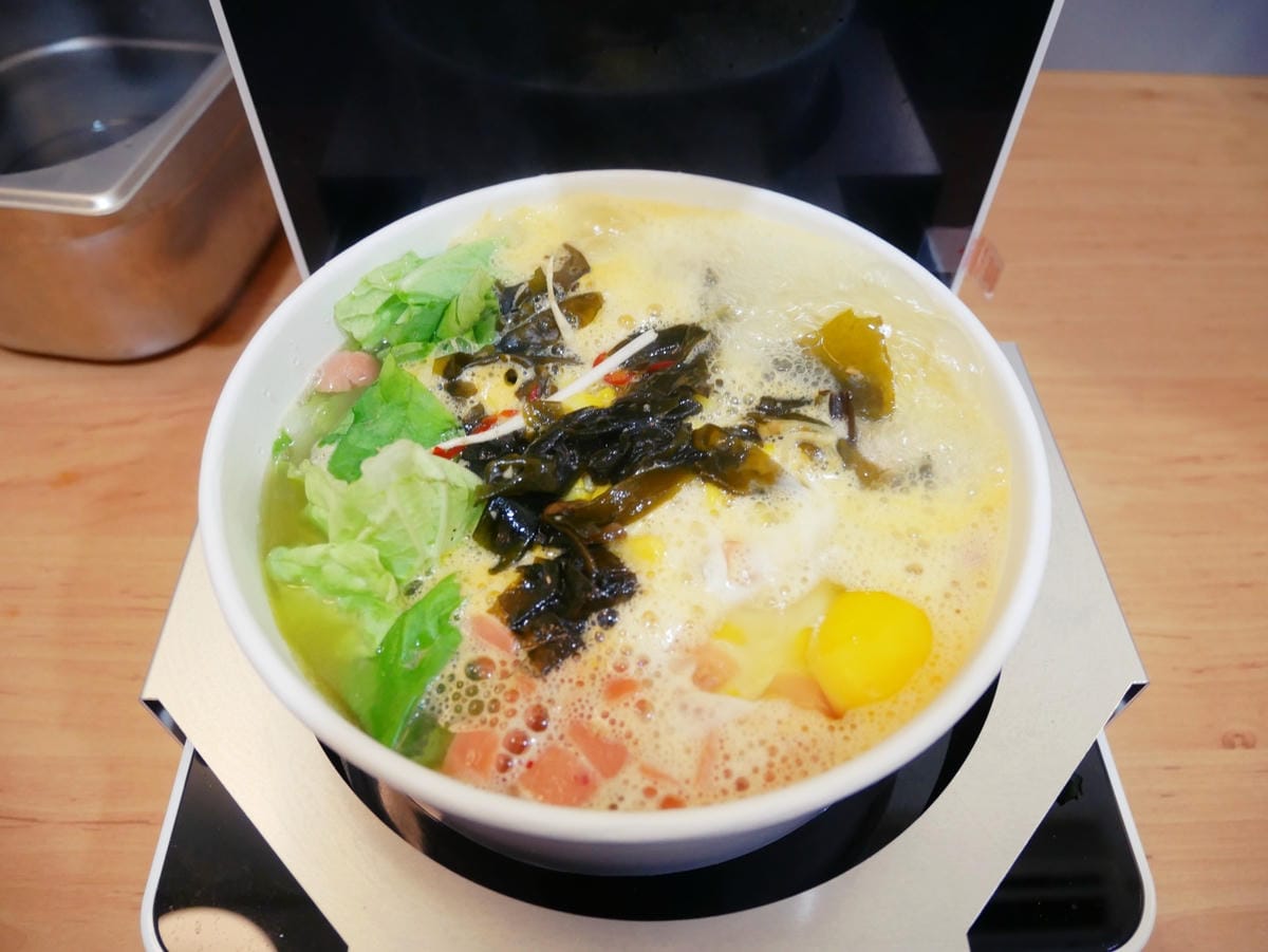 高雄楠梓「韓金智能拉麵店」自動煮麵機、多樣免費配料隨你加!! 高雄楠梓「韓金智能拉麵店」自動煮麵機、多樣免費配料隨你加!!