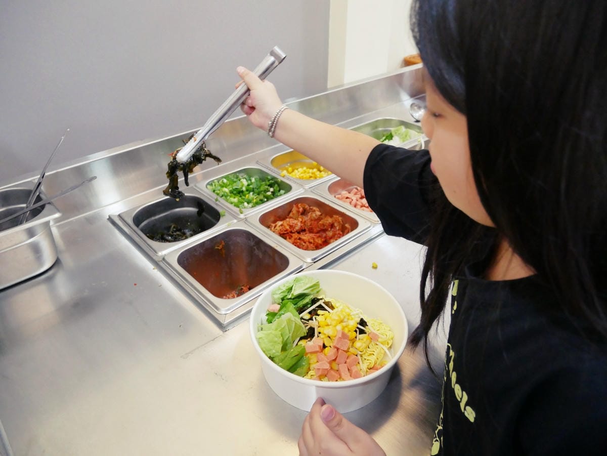 高雄楠梓「韓金智能拉麵店」自動煮麵機、多樣免費配料隨你加!! 高雄楠梓「韓金智能拉麵店」自動煮麵機、多樣免費配料隨你加!!