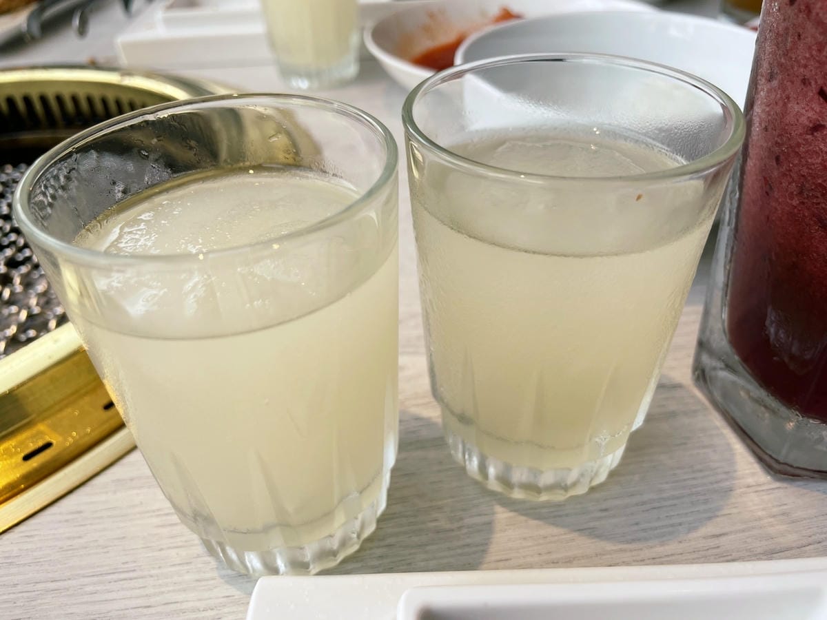 台中輕井澤品牌「三山燒肉」白色系網美風燒肉店。 台中輕井澤品牌「三山燒肉」白色系網美風燒肉店。