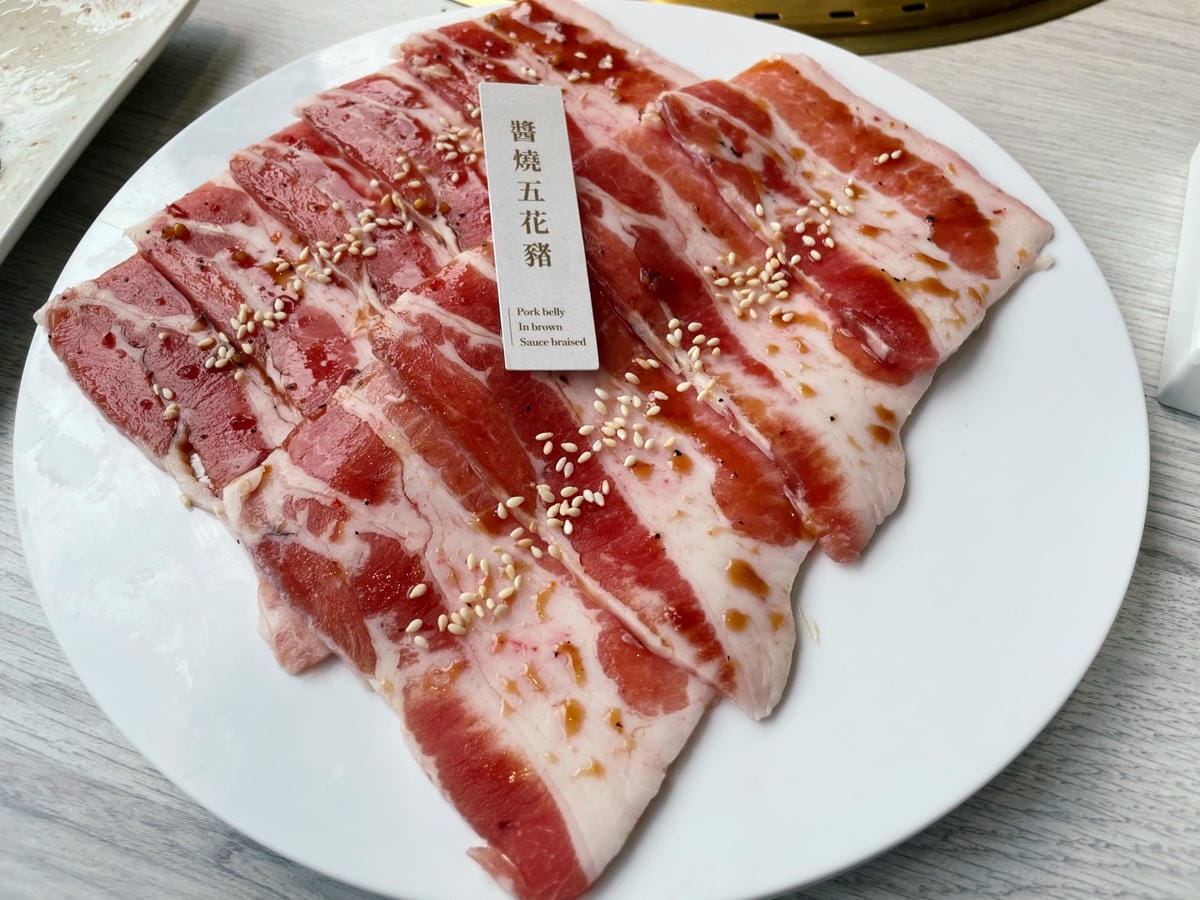 台中輕井澤品牌「三山燒肉」白色系網美風燒肉店。 台中輕井澤品牌「三山燒肉」白色系網美風燒肉店。