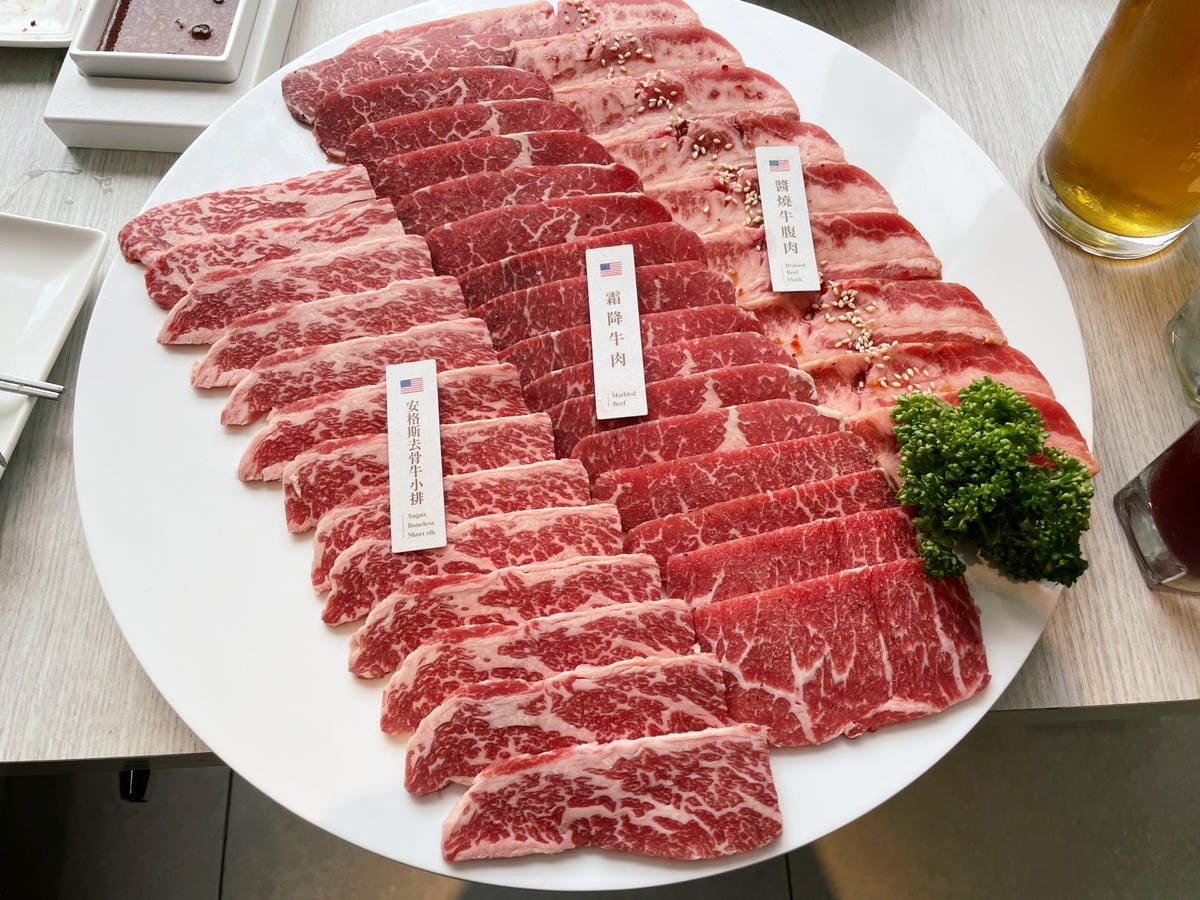 台中輕井澤品牌「三山燒肉」白色系網美風燒肉店。 台中輕井澤品牌「三山燒肉」白色系網美風燒肉店。