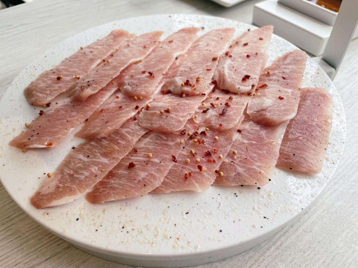 台中輕井澤品牌「三山燒肉」白色系網美風燒肉店。 台中輕井澤品牌「三山燒肉」白色系網美風燒肉店。