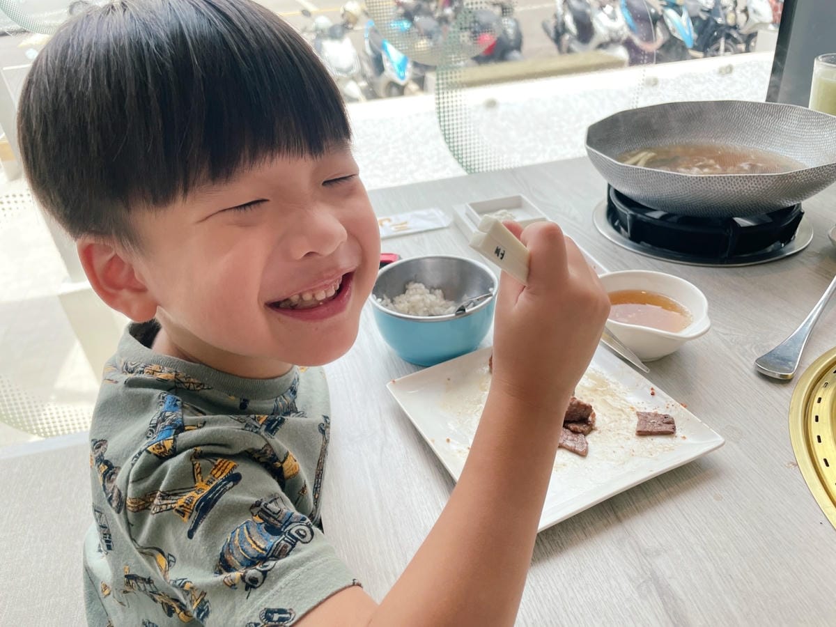 台中輕井澤品牌「三山燒肉」白色系網美風燒肉店。 台中輕井澤品牌「三山燒肉」白色系網美風燒肉店。