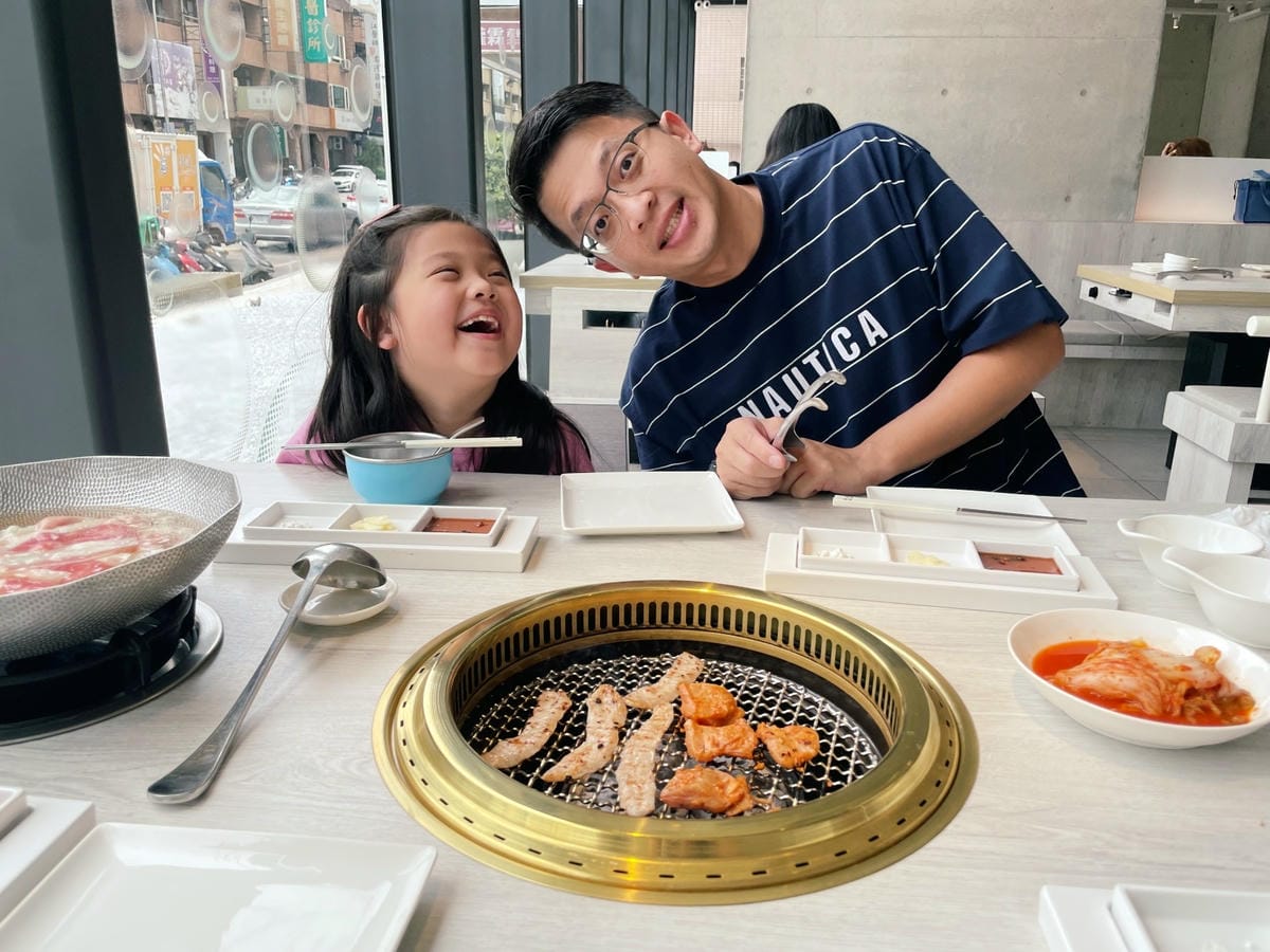 台中輕井澤品牌「三山燒肉」白色系網美風燒肉店。 台中輕井澤品牌「三山燒肉」白色系網美風燒肉店。