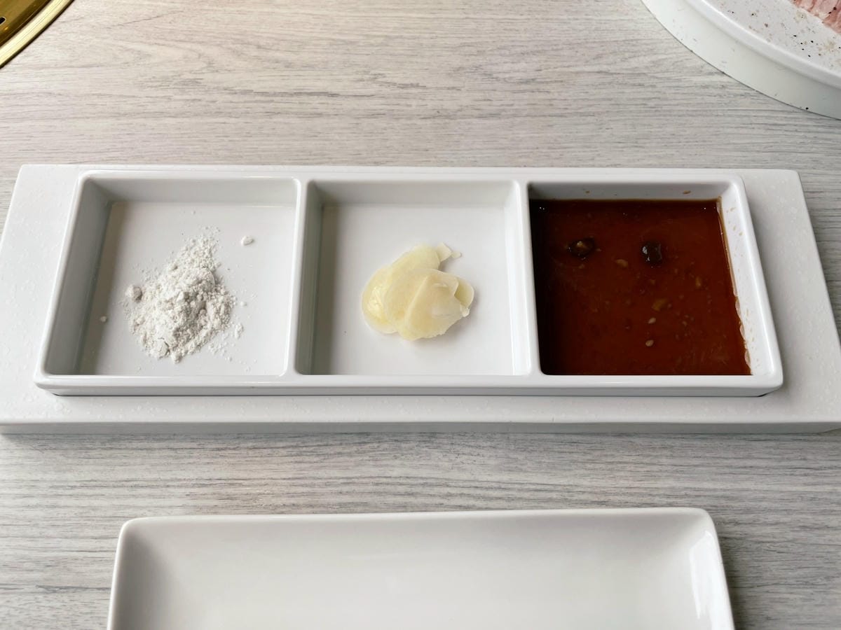 台中輕井澤品牌「三山燒肉」白色系網美風燒肉店。 台中輕井澤品牌「三山燒肉」白色系網美風燒肉店。