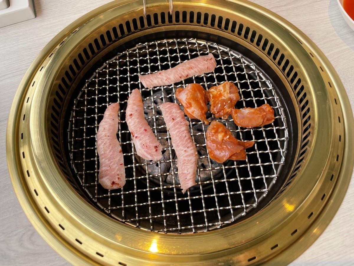 台中輕井澤品牌「三山燒肉」白色系網美風燒肉店。 台中輕井澤品牌「三山燒肉」白色系網美風燒肉店。