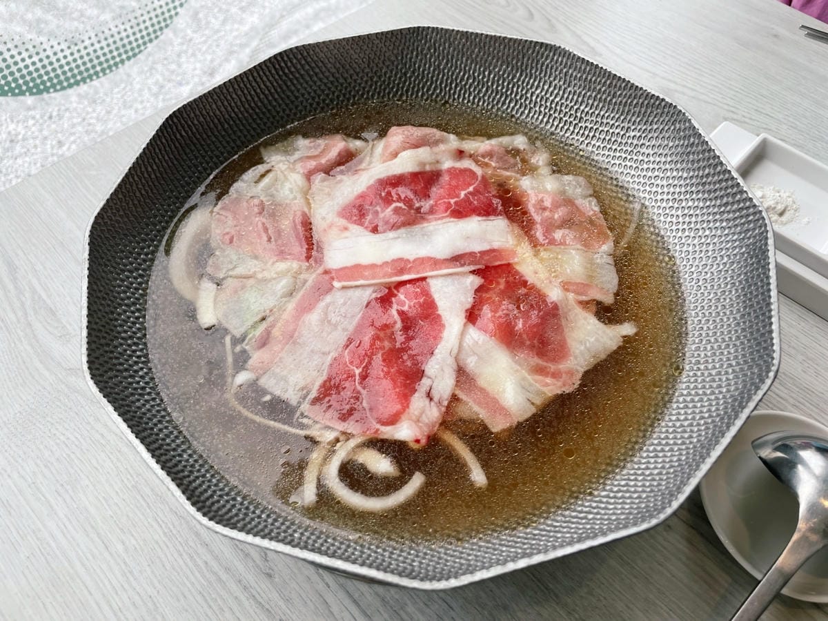 台中輕井澤品牌「三山燒肉」白色系網美風燒肉店。 台中輕井澤品牌「三山燒肉」白色系網美風燒肉店。