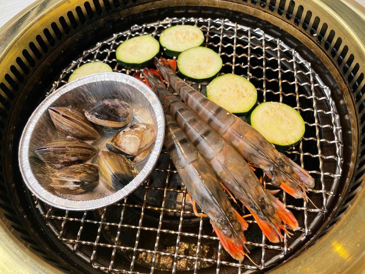 台中輕井澤品牌「三山燒肉」白色系網美風燒肉店。 台中輕井澤品牌「三山燒肉」白色系網美風燒肉店。