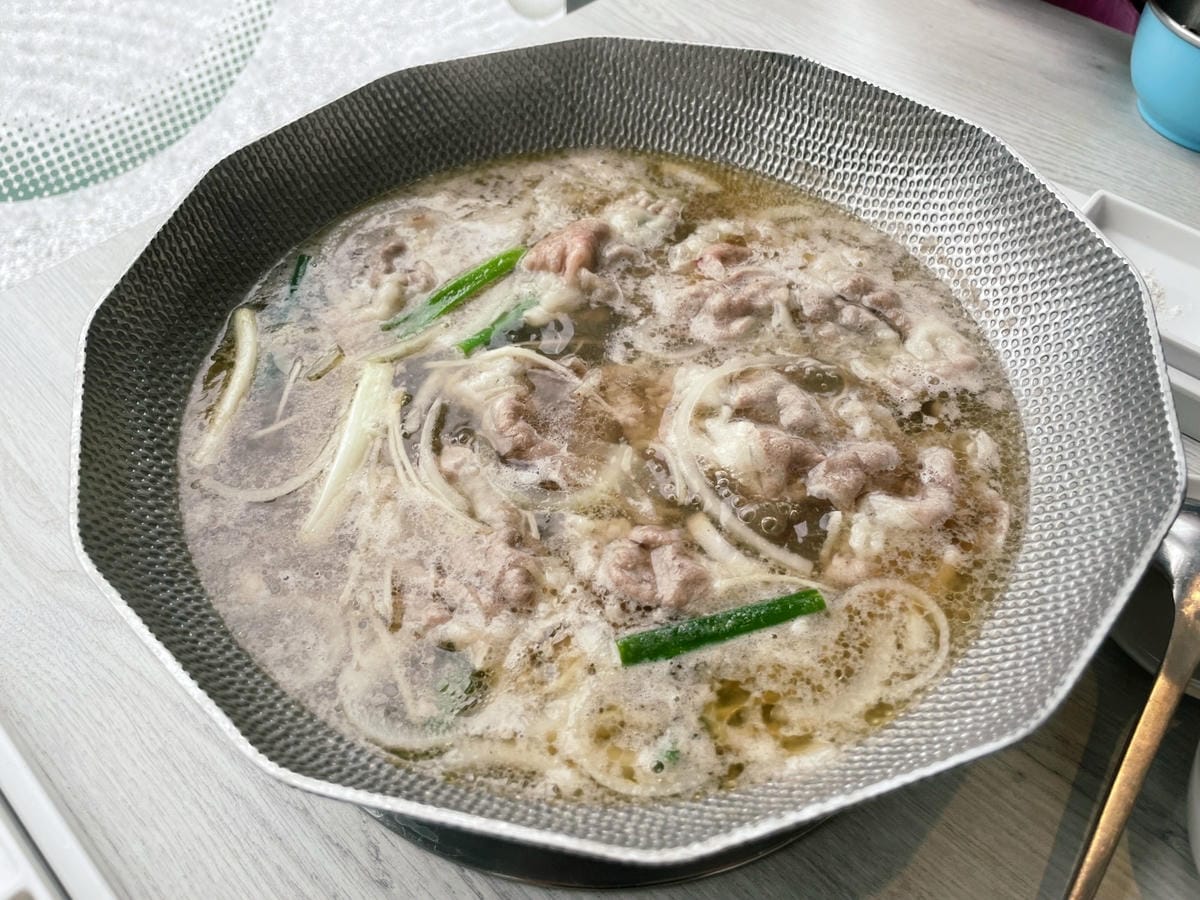 台中輕井澤品牌「三山燒肉」白色系網美風燒肉店。 台中輕井澤品牌「三山燒肉」白色系網美風燒肉店。