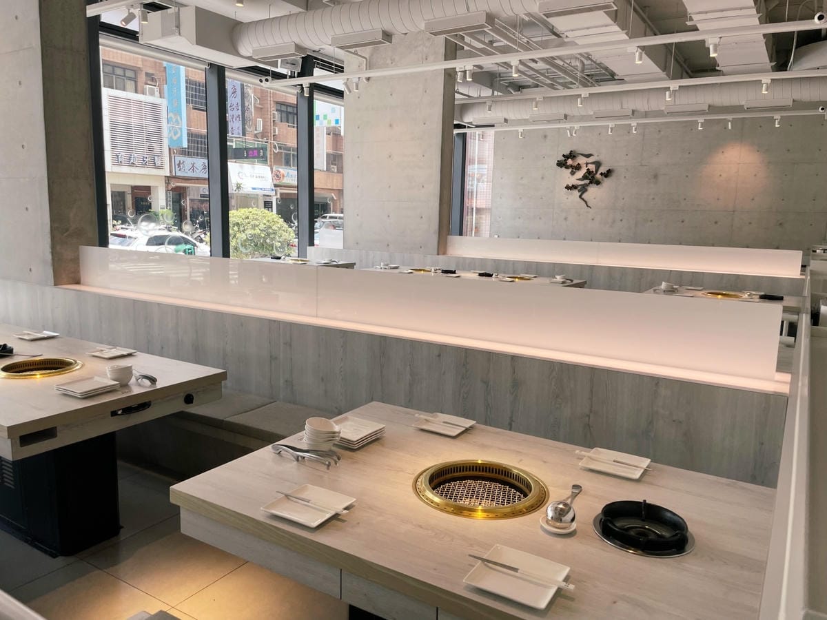 台中輕井澤品牌「三山燒肉」白色系網美風燒肉店。 台中輕井澤品牌「三山燒肉」白色系網美風燒肉店。