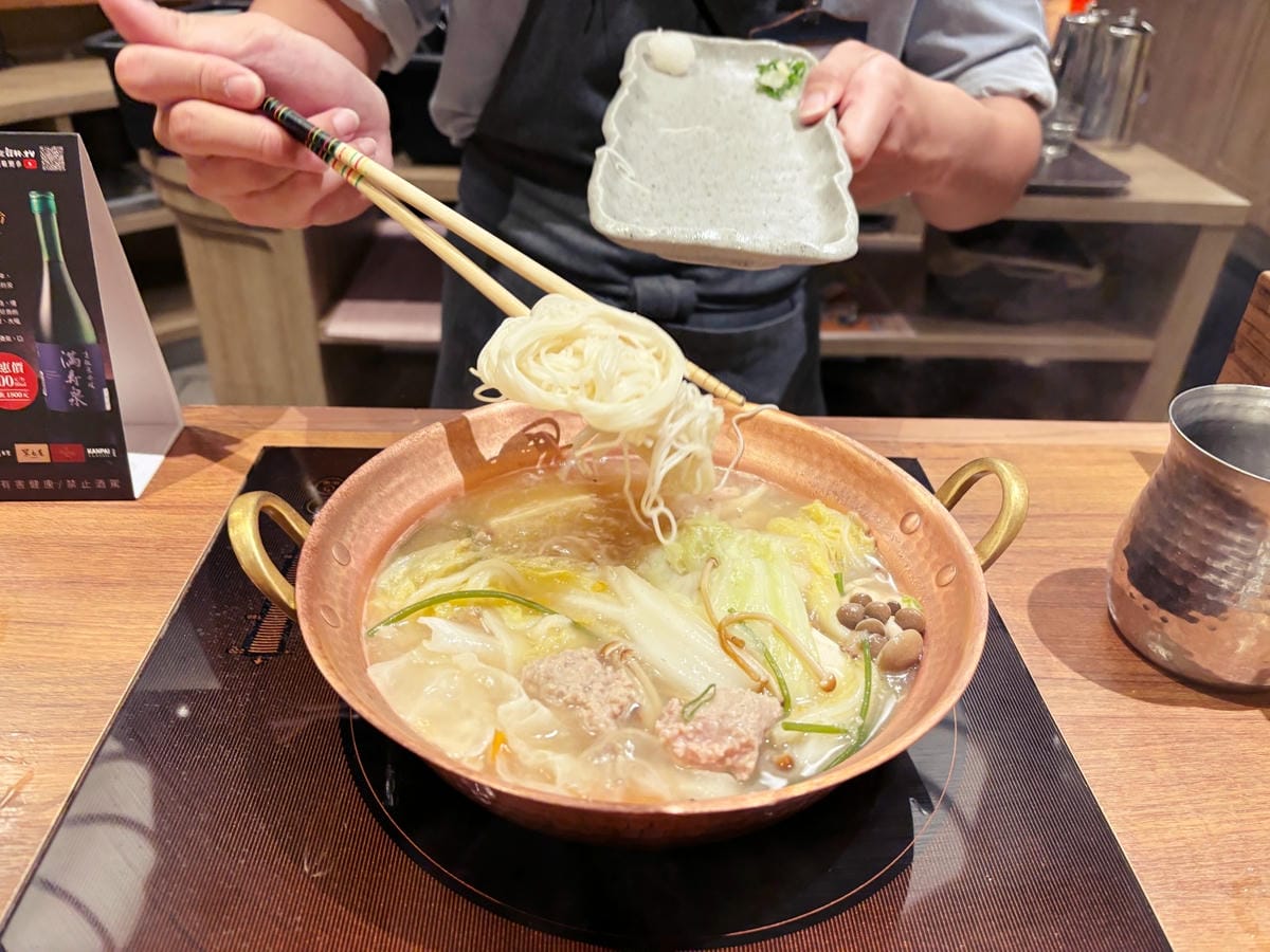 台南新天地「黑毛屋」湯頭濃郁、還有限定的柚子鍋喔!! 台南新天地「黑毛屋」湯頭濃郁、還有限定的柚子鍋喔!!