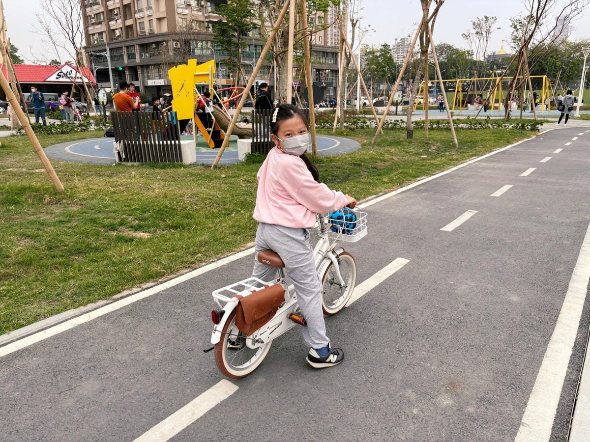 高雄大樂旁「聯興公園」兒童版交通駕訓場、快帶滑步車來暢遊~ 高雄大樂旁「聯興公園」兒童版交通駕訓場、快帶滑步車來暢遊~
