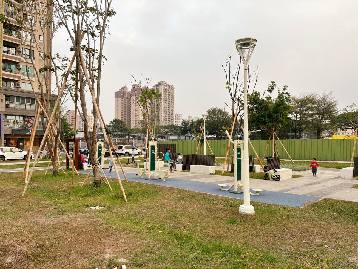 高雄大樂旁「聯興公園」兒童版交通駕訓場、快帶滑步車來暢遊~ 高雄大樂旁「聯興公園」兒童版交通駕訓場、快帶滑步車來暢遊~