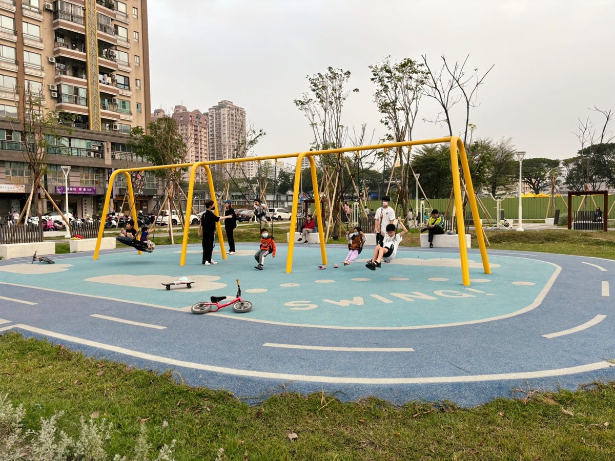 高雄大樂旁「聯興公園」兒童版交通駕訓場、快帶滑步車來暢遊~ 高雄大樂旁「聯興公園」兒童版交通駕訓場、快帶滑步車來暢遊~