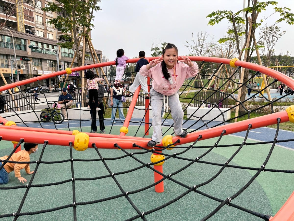 高雄大樂旁「聯興公園」兒童版交通駕訓場、快帶滑步車來暢遊~ 高雄大樂旁「聯興公園」兒童版交通駕訓場、快帶滑步車來暢遊~