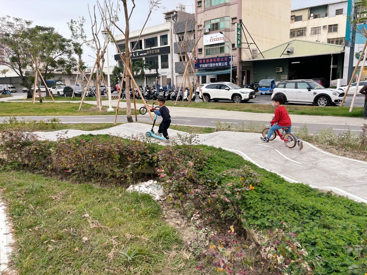 高雄大樂旁「聯興公園」兒童版交通駕訓場、快帶滑步車來暢遊~ 高雄大樂旁「聯興公園」兒童版交通駕訓場、快帶滑步車來暢遊~