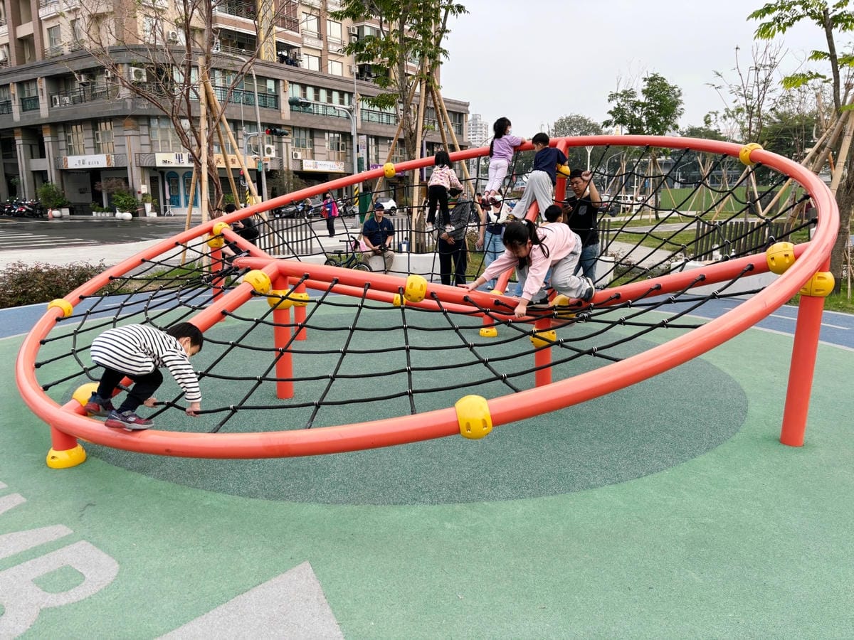 高雄大樂旁「聯興公園」兒童版交通駕訓場、快帶滑步車來暢遊~ 高雄大樂旁「聯興公園」兒童版交通駕訓場、快帶滑步車來暢遊~