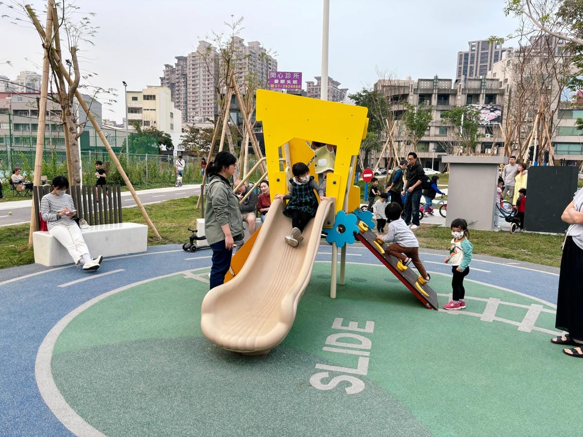 高雄大樂旁「聯興公園」兒童版交通駕訓場、快帶滑步車來暢遊~ 高雄大樂旁「聯興公園」兒童版交通駕訓場、快帶滑步車來暢遊~