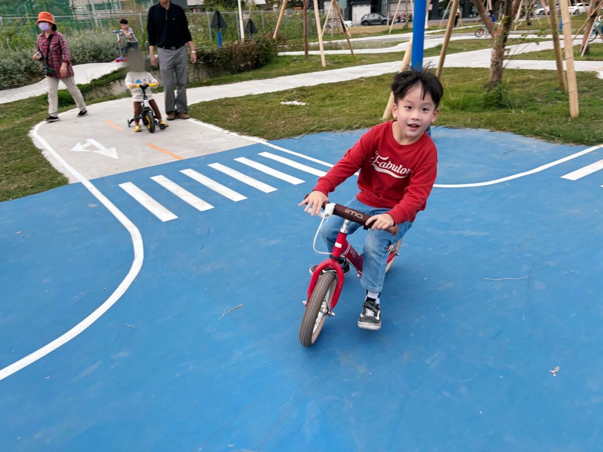 高雄大樂旁「聯興公園」兒童版交通駕訓場、快帶滑步車來暢遊~ 高雄大樂旁「聯興公園」兒童版交通駕訓場、快帶滑步車來暢遊~