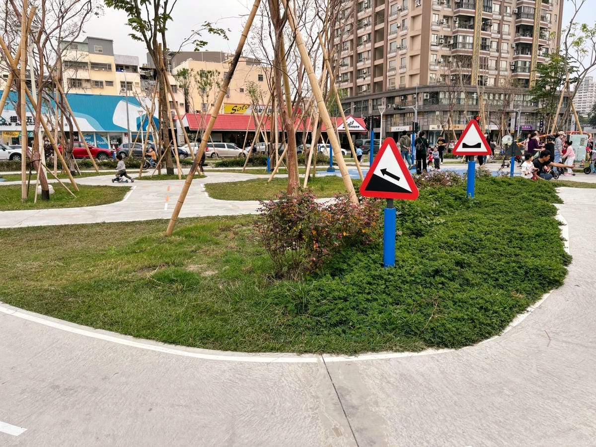 高雄大樂旁「聯興公園」兒童版交通駕訓場、快帶滑步車來暢遊~ 高雄大樂旁「聯興公園」兒童版交通駕訓場、快帶滑步車來暢遊~